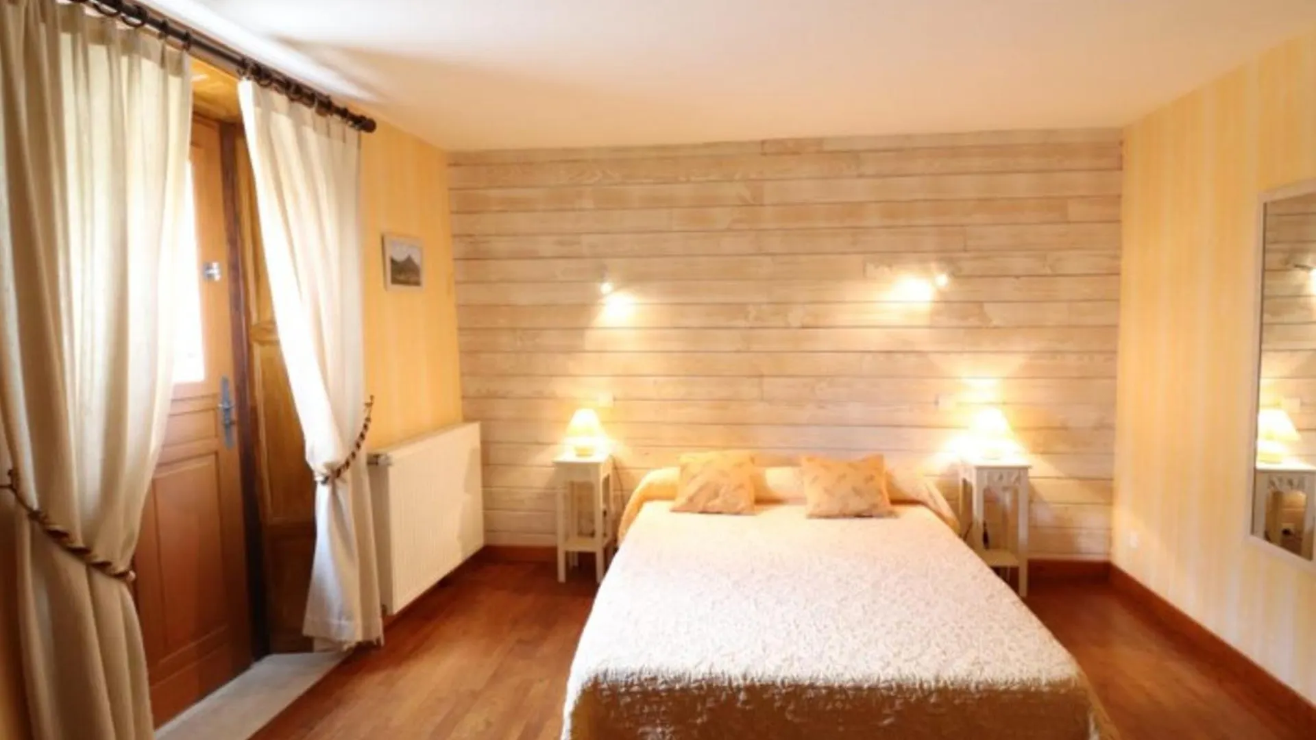 Maison De Caractere A Thiezac, 10 Pers, 5 Ch, Terrasse, Jardin, Ski A Proximite - Fr-1-742-385