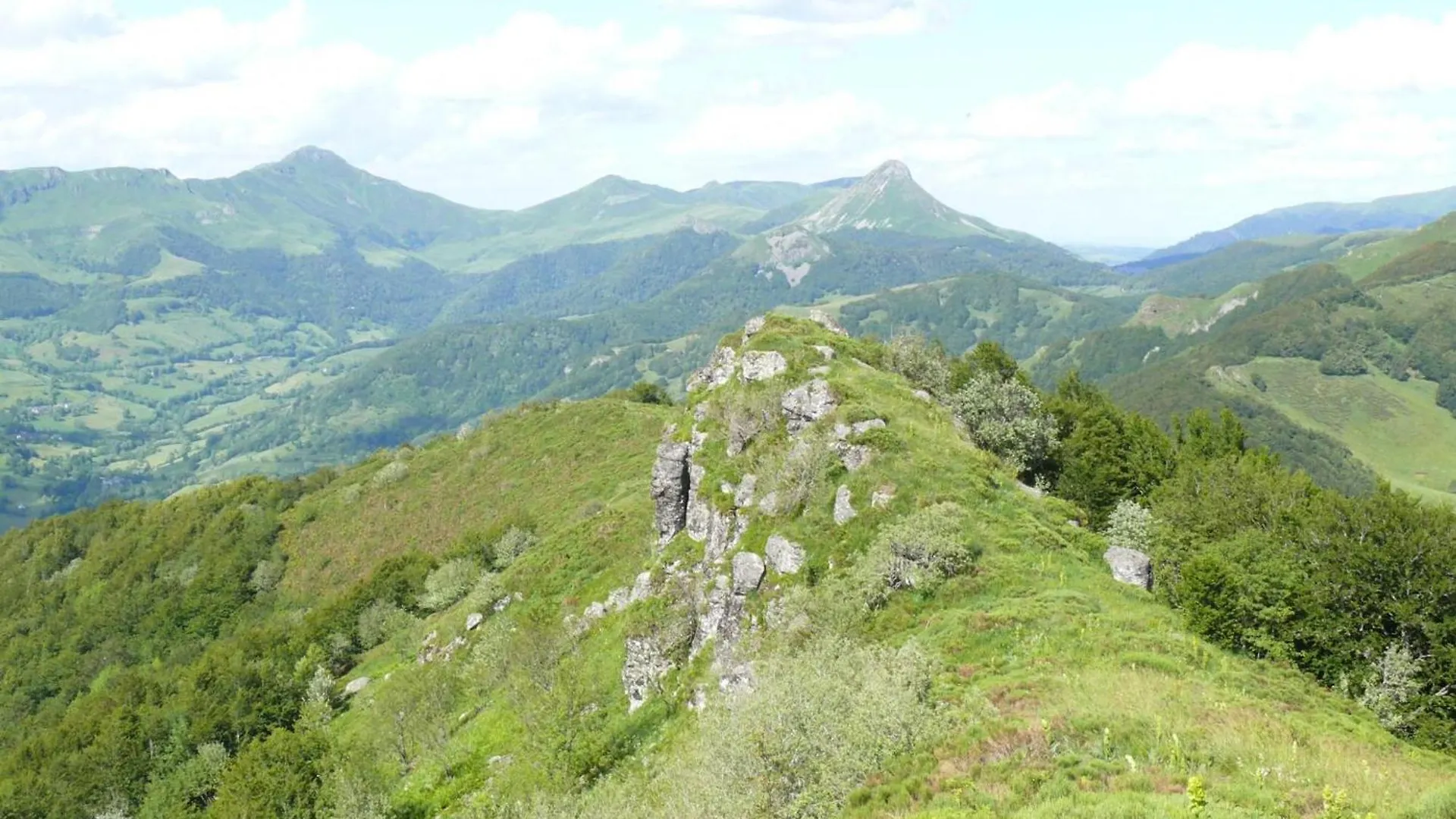 Holiday home Maison De Caractere A Thiezac, 10 Pers, 5 Ch, Terrasse, Jardin, Ski A Proximite - Fr-1-742-385